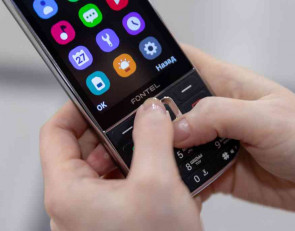 телефон в руках