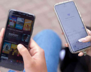 телефоны в руках