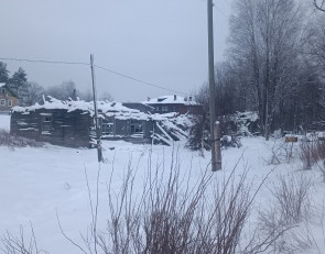 Наполовину снесенный дом