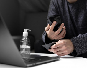 мошенник_интернет_карта_покупки_ноутбук_мужчина