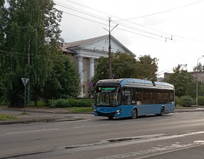 Троллейбус в городе