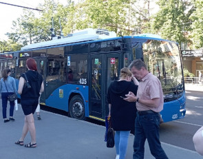 Троллейбус в городе