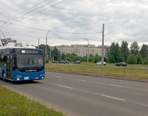 Троллейбус в городе