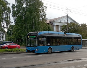 Троллейбус в городе