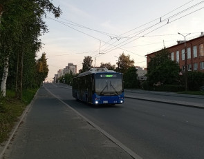 Троллейбус в городе