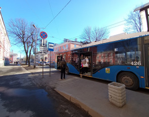 люди входят в троллейбус