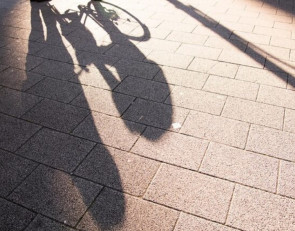 На тротуаре