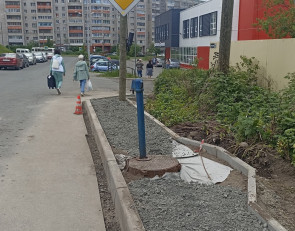 колонка на тротуаре