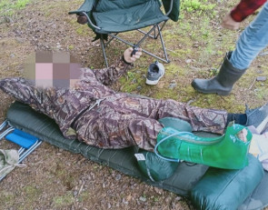 Турист со сломанной ногой