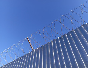 колючая проволока на заборе