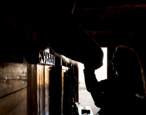 женщина что-то укладывает