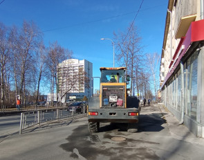 весенняя уборка улицы