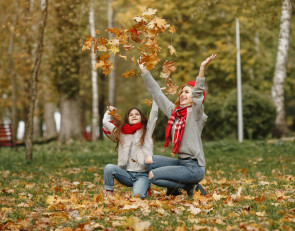 женщина с дочкой в осеннем парке