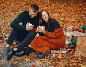 мужчина и женщина сидят на земле