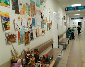 Детские рисунки в больничном коридоре