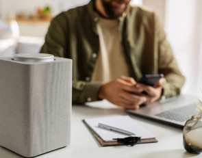 мужчина и гаджет