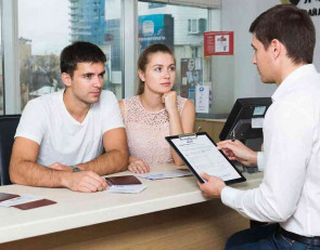 молодая пара в банке