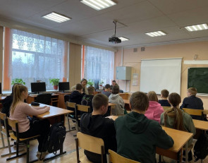 ученики на уроке мужества