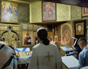 священник служит в церкви