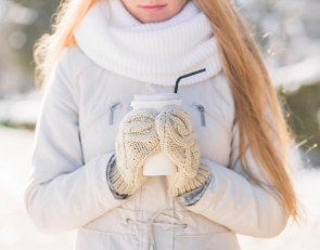 девушка в варежках