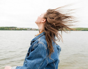 Девушка на ветру