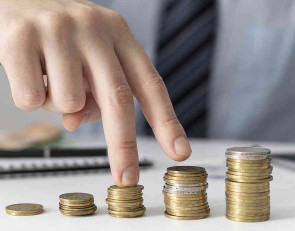 рука с деньгами