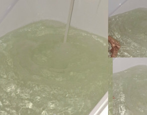 чистая вода течет из крана