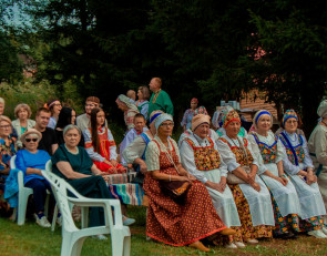 деревенские люди собрались на праздник