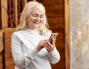 телефон_пенсионерка