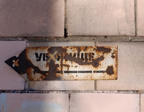 вывеска убежище