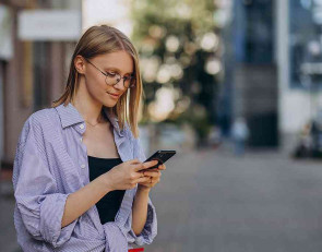 девушка с телефоном