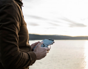 чел с пультом