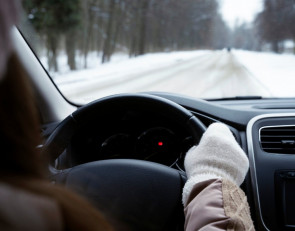 девушка водит