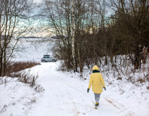 девушка среди снега