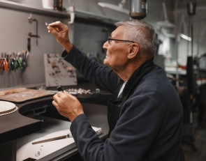 пенсионер в трудах