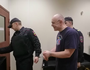 Любарского заводят в клетку