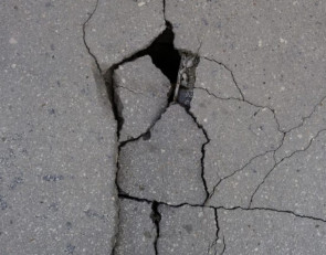 Трещины в асфальте