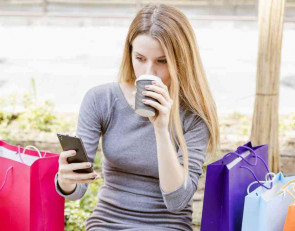 девушка с телефоном