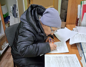 женщина подписывает договор