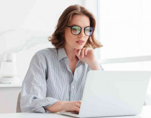 девушка за компьютером