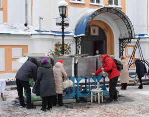 жители набирают святую воду