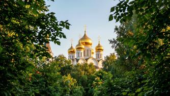 Православный храм, утопающий в зелени