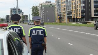 Наряд ДПС на городской улице