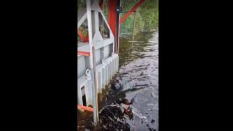 водолаз на плотине