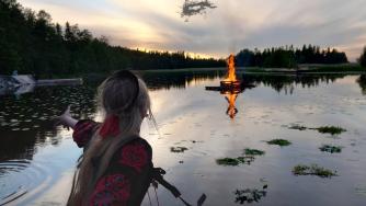 девушка бросает в воду венок