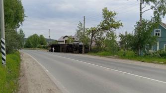 Перевернувшаяся фура