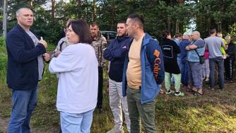 Сход местных жителей в деревне Виданы 