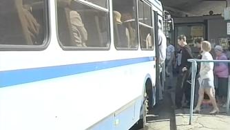 пассажиры заходят в автобус