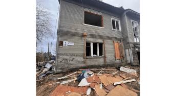 барак без окон и мусор перед ним