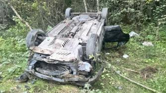 разбитый легковой автомобиль лежит на крыше